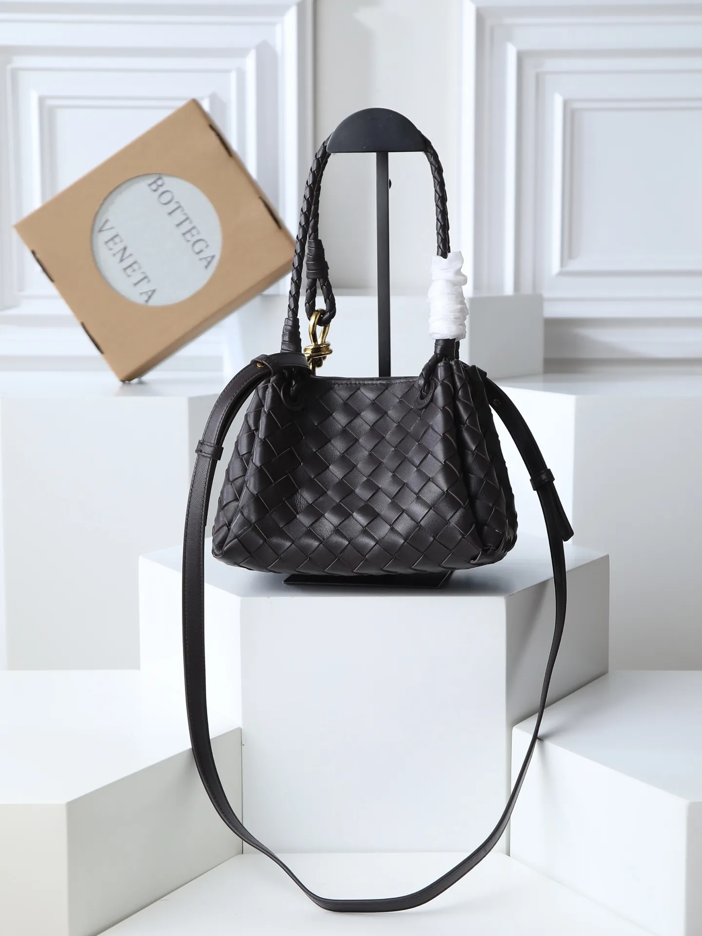 1250. Home B has a new product! Andiamo combines archive parachute handbags to inherit retro elements and integrate modern trends. The same style as Shu Qi's Night in Beijing. It is a continuation of the classic bag. It has three functions: hand carry, shoulder and cross-body. It is embellished with metal brass knot buckles. It is small and has an amazing capacity. It can easily hold all kinds of daily necessities with a box, sunglasses, small bottle, water powder, charger, and the upper body is versatile. Style number: 796569 Size: 21*17*16.5cm